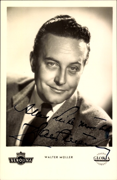 Postcard actor Walter Müller, portrait in suit, Kaisermanöver, autograph