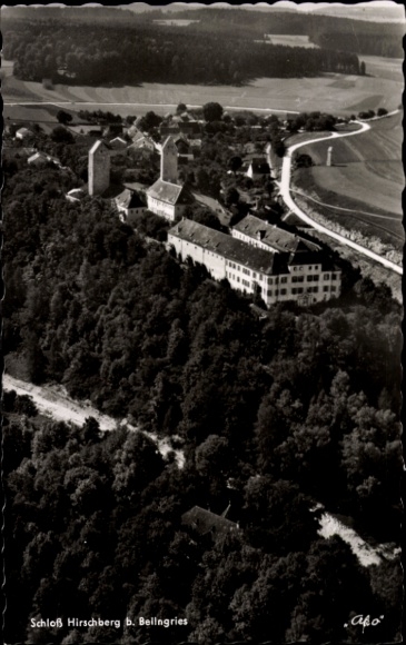 Ak Hirschberg Beilngries im Altmühltal Bayern, Schloß Hirschberg, Luftaufnahme, umgeben von Wälde