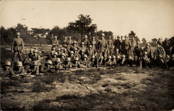 Foto Ak Reichswehrsoldaten? in Uniformen, Gruppenfoto