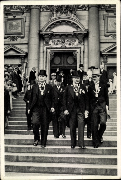 Collection picture Olympia 1936, International Olympic Committee leaves Berlin Cathedral