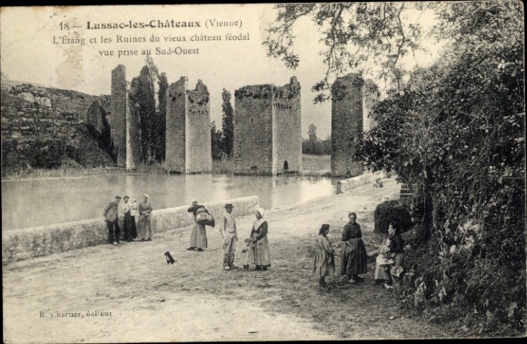 Postcard Lussac les Châteaux Vienne, L'Etang et les Ruines du vieux chateau feodal vue prize au Sud-Ouest
