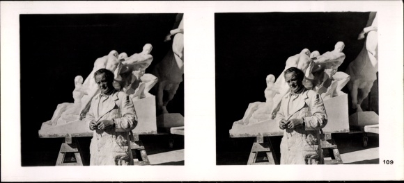 Stereo spatial image photo &quot;German sculpture of our time&quot;, no. 109 Sculptor Josef Thorak in front of a draft