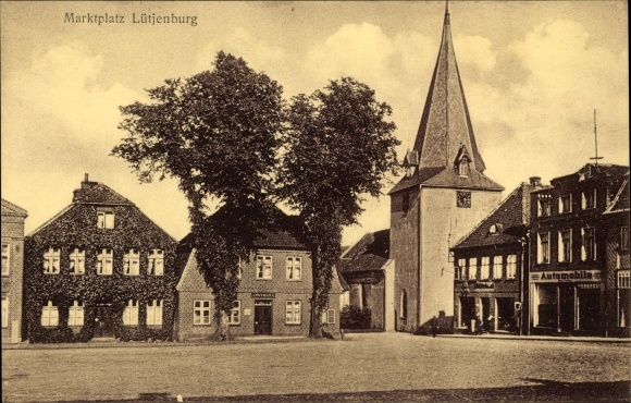 Ak Lütjenburg in Sleeswijk-Holstein, uitzicht vanaf de markt naar de kerk, winkels, huizen