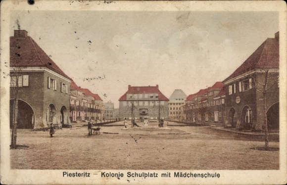 Postcard Piesteritz Lutherstadt Wittenberg, Colony School Square, Girls' School, Fountain