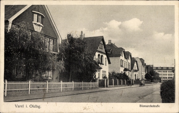 Postcard Varel in Oldenburg Jadebusen, Bismarckstraße, houses, fences, clouds, street
