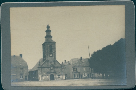 foto Mariembourg Couvin Wallonië Namen, plein met kerk