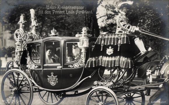 Ak Kronprinzenpaar von Preußen mit Prinz Louis Ferdinand in einer Kutsche, Gustav Liersch 4212