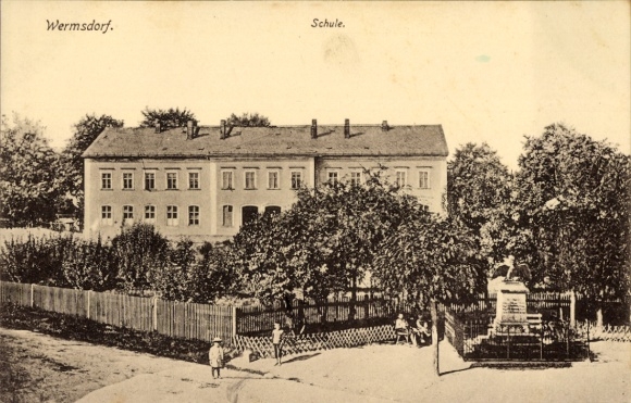 Ak Wermsdorf in Sachsen,  Schule, Gebäude, Bäume, Zaun