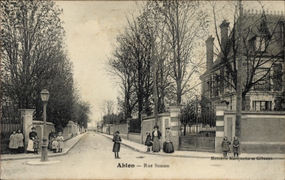 Ak Ablon Calvados, Straße Rue Simon, Bäume, Menschen in r Kleidung, nmotiv