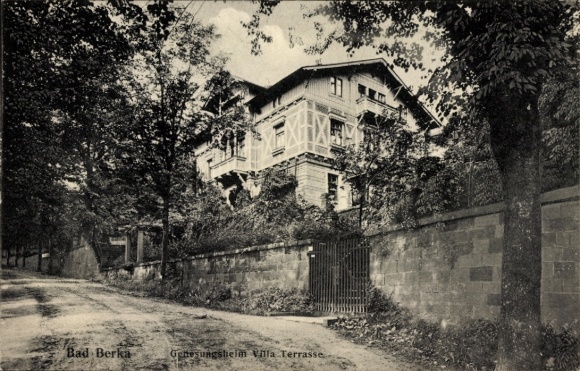 Ak Bad Berka in Thüringen, Genesungsheim Villa Terrasse, Gebäude umgeben von Bäumen, vernachlässi
