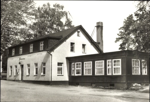 Ak Schwarzbach Elterlein im Erzgebirge, Gaststätte Finkenburg,  Architektur, Schwarz-Weiß-Foto