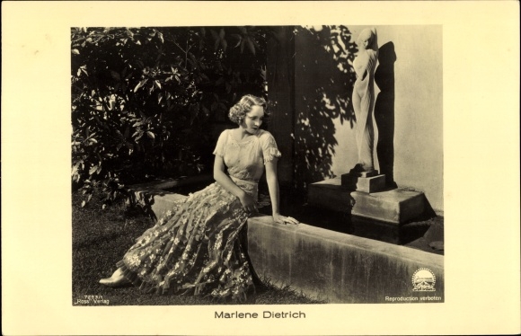 Postcard actress Marlene Dietrich, portrait