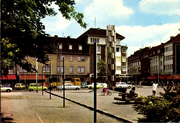 Viersen square in North Rhine-Westphalia, square with modern monument, residential buildings, cars, people, ...