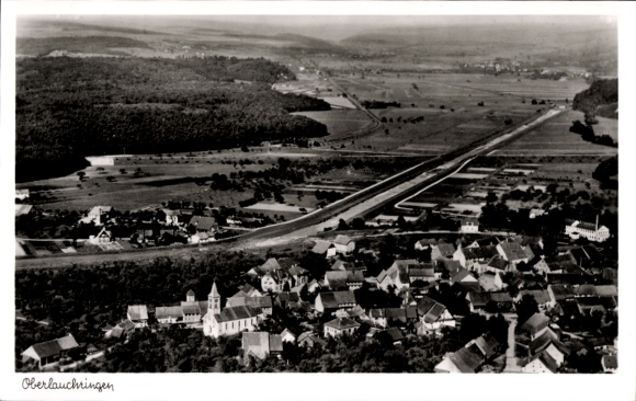 Ak Oberlauchringen Lauchringen in Baden, Landschaftsaufnahme, Straßenansicht, Dorf im Tal, Kirche