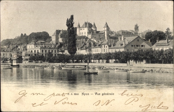 Ak Nyon Kanton Waadt,  allgemeine Ansicht, Wasserfront, Boote, Bäume, Gebäude