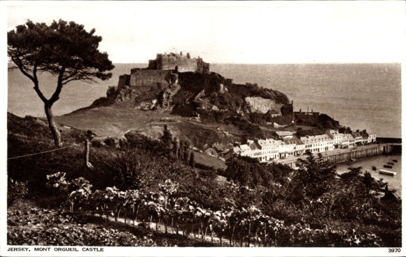 Ak Gorey Kanalinsel Jersey, Mont Orgueil Castle, Mont Orgueil Castle, Küstenansicht, Schiffe im W