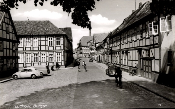 Postcard Lüchow in Wendland, view of Burgstraße, cyclists, half-timbered houses