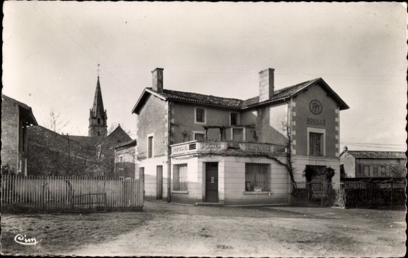 Ak Rouillé Vienne, Gebäude mit Schildern, Kirche im Hintergrund,  