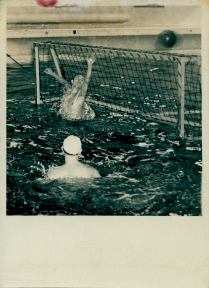 Photo water polo, winter round games 1951, SG Union Oberschoeneweide SG Weißensee, gatekeeper Landgraf