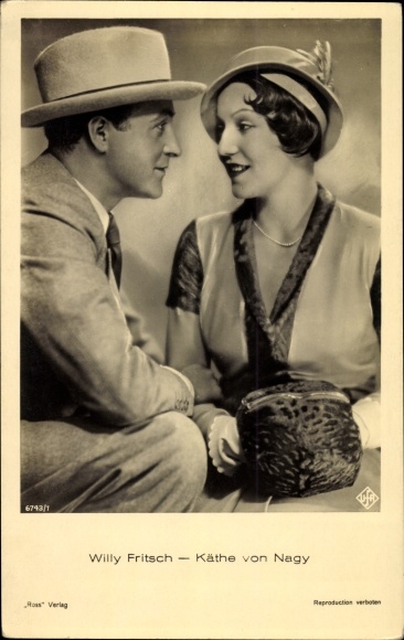 Postcard Actors Willy Fritsch and Käthe von Nagy, film scene with Muff