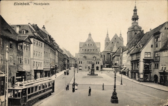 Ak Lutherstadt Eisleben, Marktplatz, Tram, Alte Gebäude, Uhrturm, Historische Atmosphäre