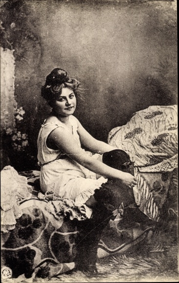 Ak Dame in Unterwäsche, Portrait am Bett