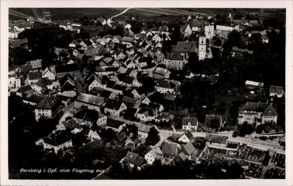 Ak Parsberg in der Oberpfalz, Luftaufnahme von  Landschaft, Gebäuden, Kirche