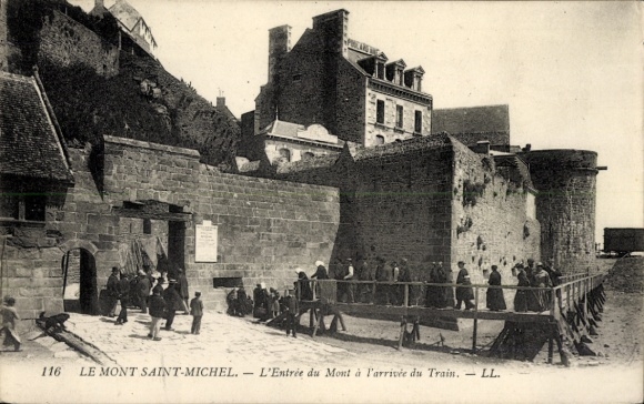 Ak Le Mont Saint Michel Manche, Historische Landschaft, Einfahrt zum  Menschenmengen, Züge
