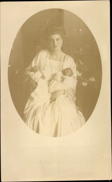 Photo Postcard Margarete of Saxony with twin daughters Maria Antonia and Maria Adelgunde, 1921