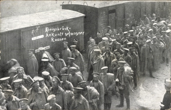 Postcard Königsbrück in Upper Lusatia, Russian prisoners of war, arrival at the station