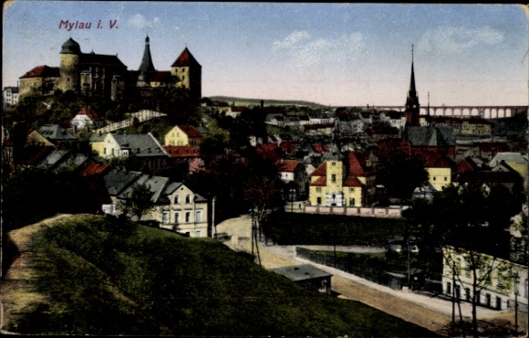 Ak Mylau Reichenbach im Vogtland, Stadtansicht mit Hügel, Burg, Kirche, farbenfrohes Wohngebiet