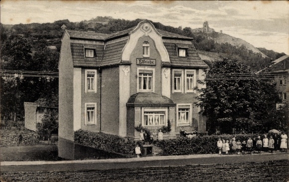 Ak Bad Sulza in Thüringen, Vorderansicht Villa Elfrisbe, malerische Umgebung, Gruppen von Mensche