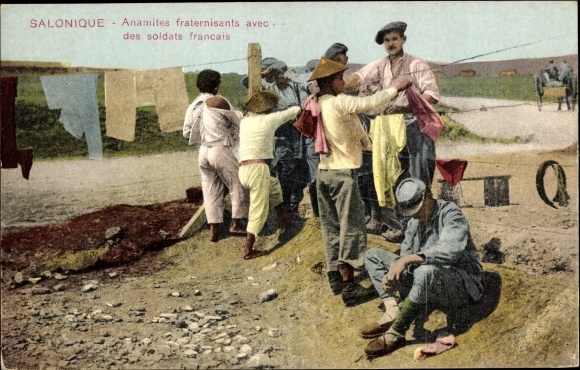 Postcard Saloniki Thessaloniki Greece, Annamiti fraternizzano coi Soldieri Francesi