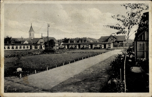 Ak Milkel Radibor Oberlausitz, Schwarz-Weiß-Bild mit Blick auf Straße, Häuser und Kirchturm