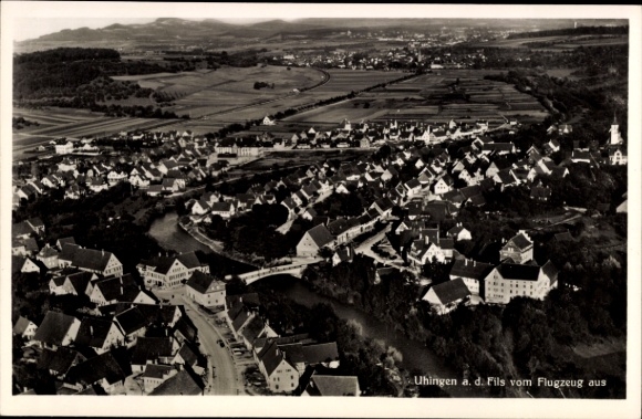 Ak Uhingen an der Fils, Luftaufnahme von  Wohngebäude, Fluss, Landschaft