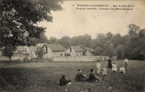Ak Marnes la Coquette Hauts de Seine, auf der Wiese im Park
