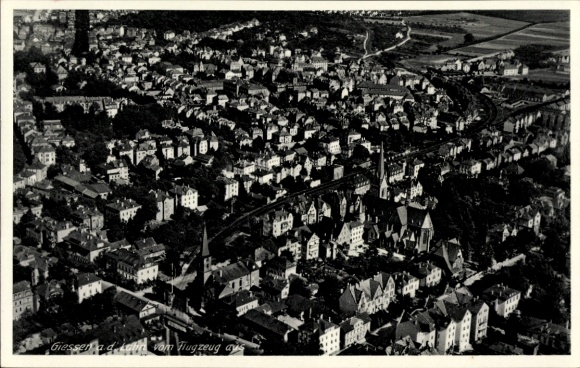 Postcard Gießen an der Lahn Hesse, aerial view of many houses, church, tracks, landscape