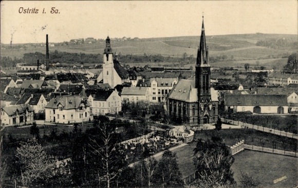 Ak Ostritz in der Oberlausitz, Blick auf  Kirche, Hügel, historische Gebäude, parkähnliche Flä...