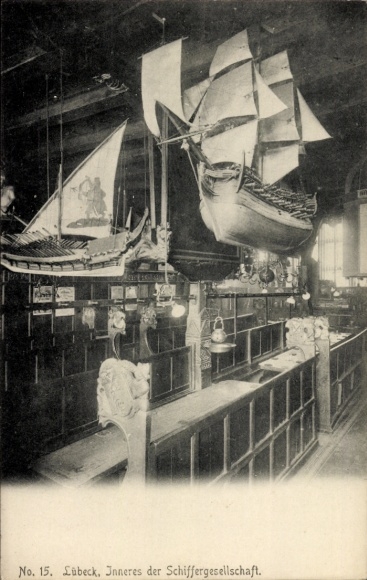Postcard Hanseatic City of Lübeck, interior view of the Schiffergesellschaft, ship models, maritime decoration