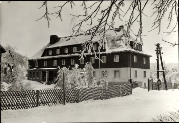 Ak Neu Eibenberg Burkhardtsdorf im Erzgebirge, Schneebedecktes Gebäude, Zaun, Winterlandschaft...