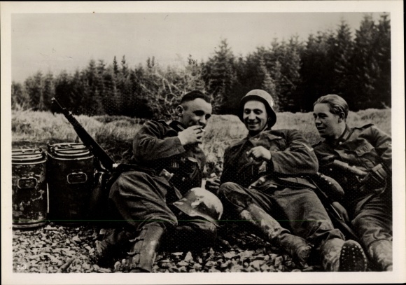 Photo Heinrich Hoffmann, Essen fetcher at the front, December 1939