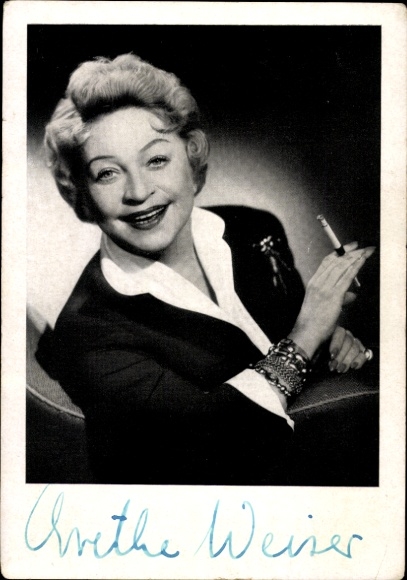 Postcard actress Grethe Weiser, portrait with cigarette, autograph