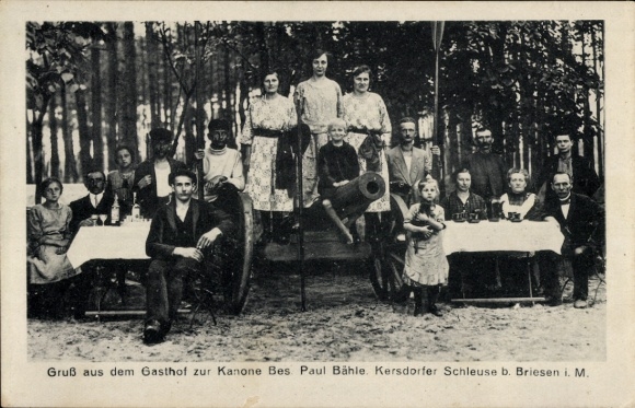 Postcard Kersdorfer Schleuse Briesen in der Mark, Gasthof zur Kanone, guests, group photo