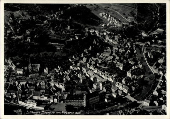 Ak Dillenburg in Hessen, Luftaufnahme von  Häuser, Kirche, Landschaft