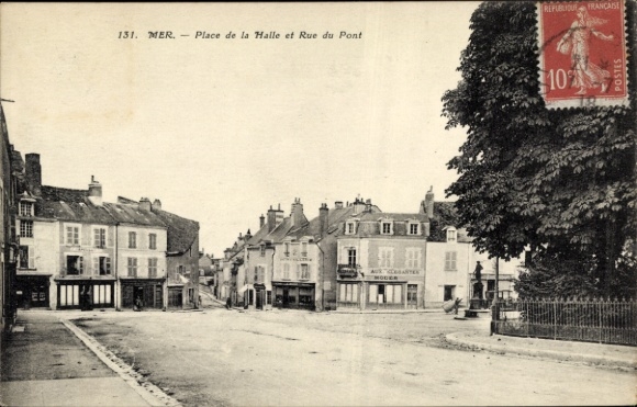 Postcard Mer Loir et Cher, Place de la Halle and Rue du Pont