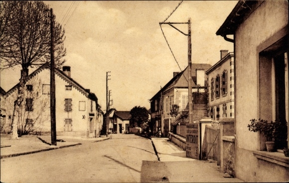 Postcard Etroussat Allier, La Rue de la Poste
