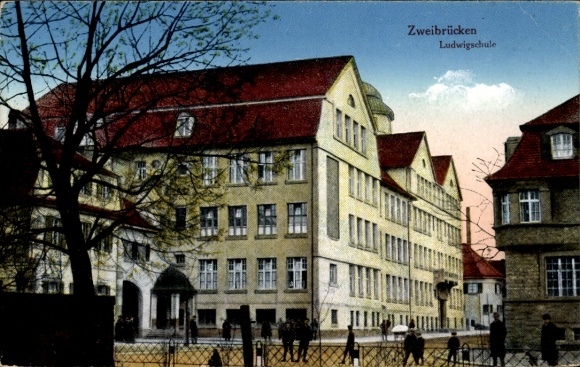 Postcard Zweibrücken in Rhineland Palatinate, view of the Ludwigschule, schoolyard