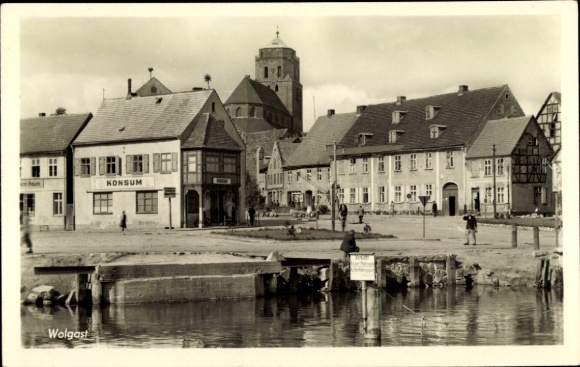 Ak Wolgast in Mecklenburg Vorpommern, Ufer, Konsumstätte, Fachwerkhäuser, Turm