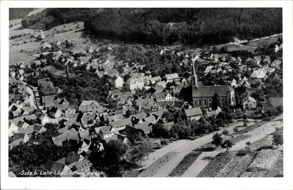 Ak Sulz Lahr im Schwarzwald, Luftaufnahme von Sulz, Kirche, Wohnhäuser, Landschaft