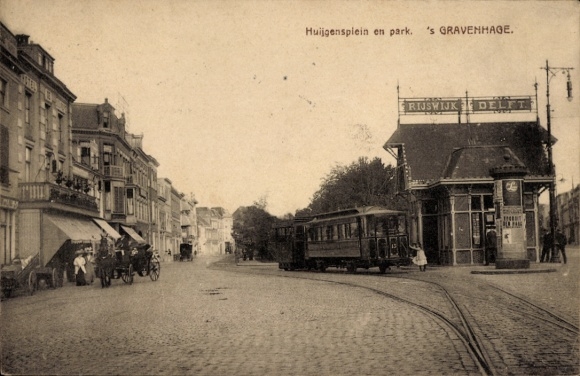 Postcard 's Gravenhage The Hague Zuid-Holland, Huijgensplein en park, tram